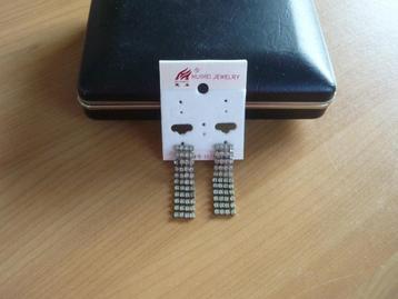 Vintage zilverkleurige langere strass oorbellen clips beschikbaar voor biedingen