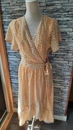 Okergele lange wikkel jurk met cremekleurige bloemen mt M, Kleding | Dames, Geel, Ophalen of Verzenden, Zo goed als nieuw, Onder de knie