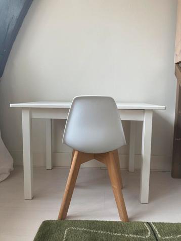 Kindermeubels tafeltje met stoeltje beschikbaar voor biedingen
