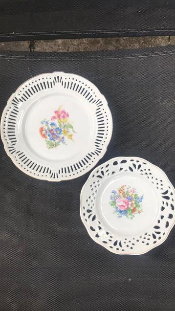 2 Borden met fleurige bloemen beschikbaar voor biedingen