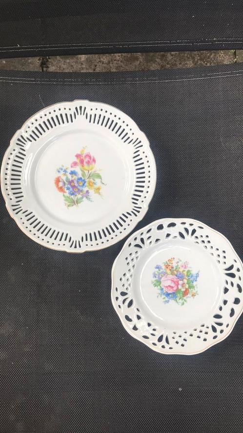 2 Borden met fleurige bloemen, Huis en Inrichting, Keuken | Servies, Zo goed als nieuw, Bord(en), Overige stijlen, Porselein, Ophalen of Verzenden