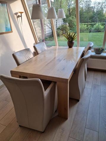 Eettafel met 6 stoelen beschikbaar voor biedingen