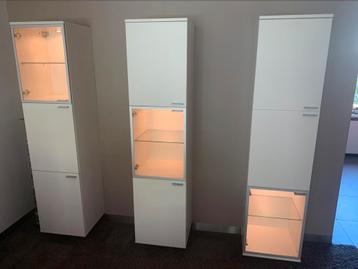 ‘Zwevende’ vitrinekasten met verlichting beschikbaar voor biedingen