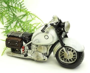Prachtige zwart en witte motor als taarttopper. beschikbaar voor biedingen