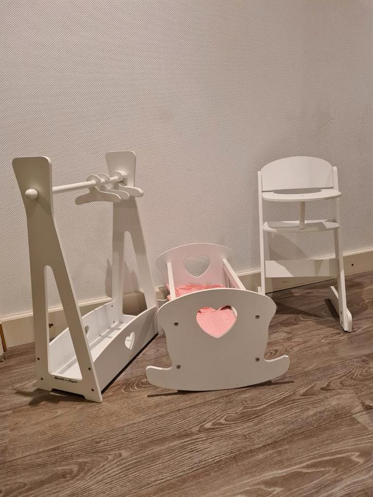 Mooie poppen set - kledingrek, wieg, kinderstoel, Kinderen en Baby's, Speelgoed | Poppen, Zo goed als nieuw, Overige typen, Ophalen