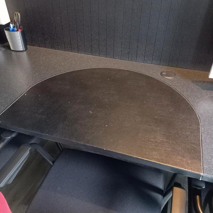Praktische zwart leren bureau beschermer. Prijs 12.50, Huis en Inrichting, Bureaus, Zo goed als nieuw, Bureau, Ophalen