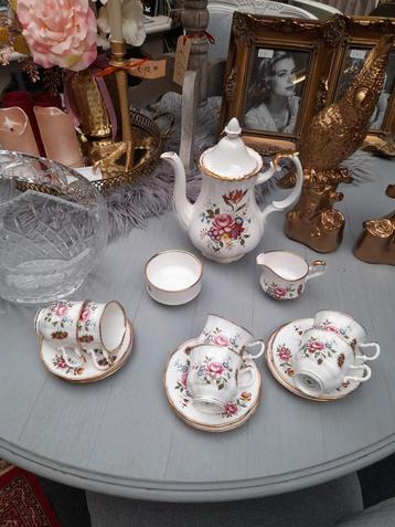 Mooi Engels servies compleet  beschikbaar voor biedingen