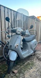 Vespa imitatie capri snorscooter, Fietsen en Brommers, Benzine, Overige modellen, Zo goed als nieuw, Ophalen