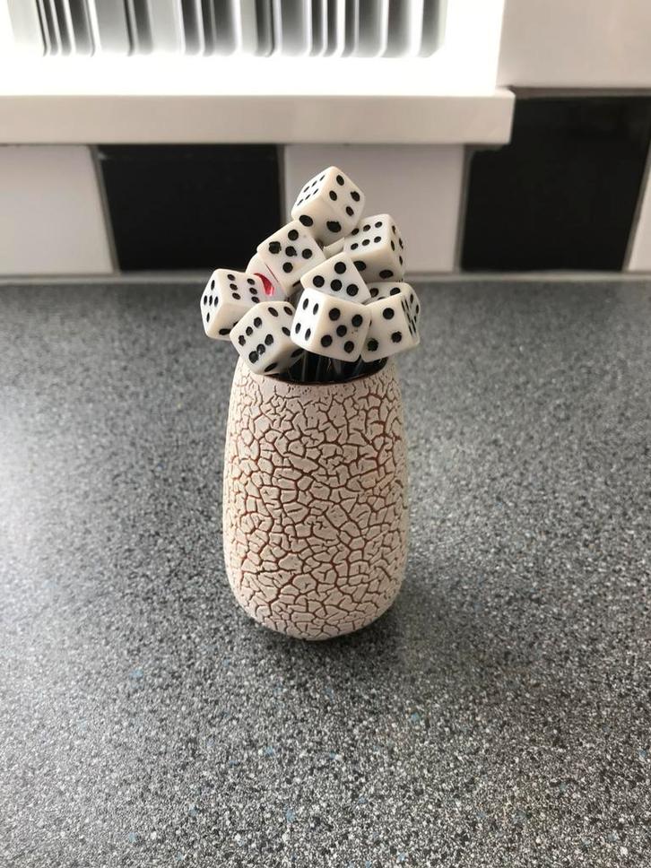 12 vintage cocktailprikkers dobbelsteen in Jasba vaasje, Antiek en Kunst, Antiek | Keukenbenodigdheden, Ophalen of Verzenden