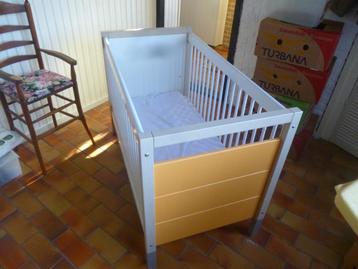 Kinderbedje met aerosleep 2 lakens matras aankleder toiletve beschikbaar voor biedingen