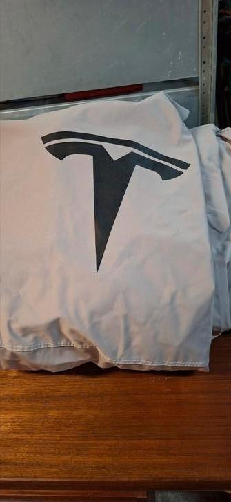 Tesla Y Coverking hoes beschikbaar voor biedingen