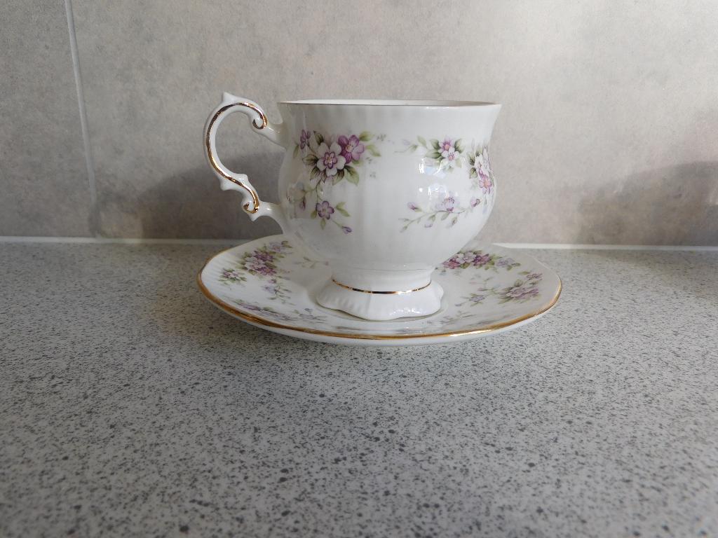 Kop en schotel Fine Bone China Chantilly Elizabethan, Verzamelen, Porselein, Kristal en Bestek, Ophalen of Verzenden, Zo goed als nieuw