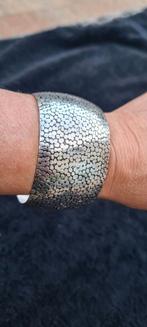 Te koop zilverkleurige metalen brede armband. Breedte is 4cm, Sieraden, Tassen en Uiterlijk, Armbanden, Staal, Ophalen of Verzenden