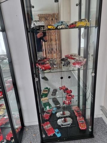 heb 2 vitrine kastjes met model auto's.  beschikbaar voor biedingen