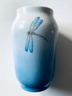 Royal Copenhagen blauwe vaas met libelle en cyclamen, Antiek en Kunst, Antiek | Vazen, Ophalen of Verzenden