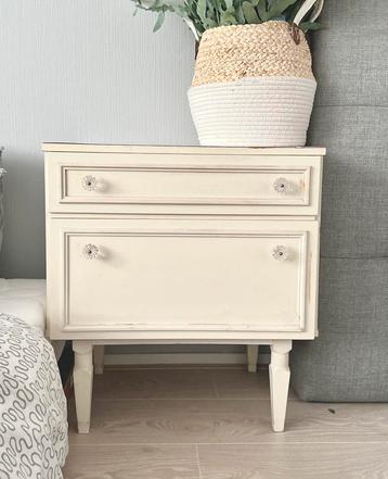  Vintage kastje – ideaal om te restylen beschikbaar voor biedingen