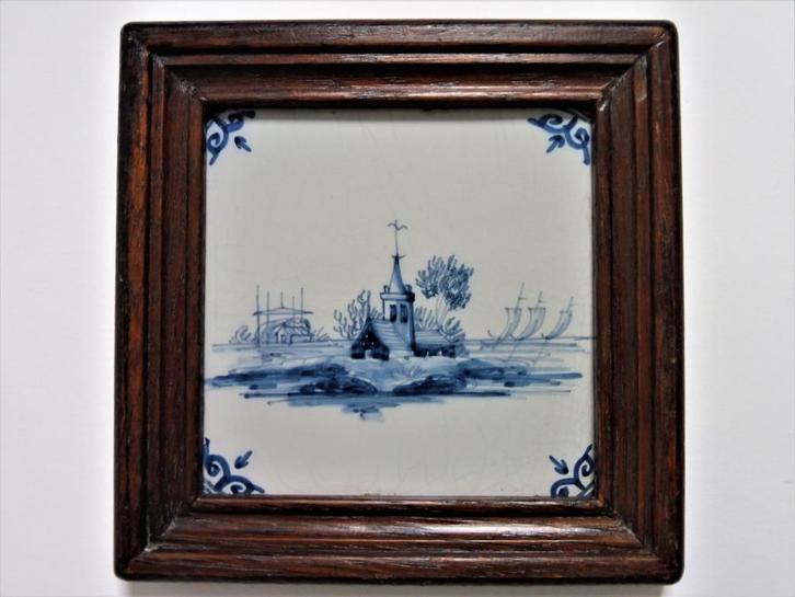 Delfts blauwe tegel landschap woonhuis toren hooischuur boot, Antiek en Kunst, Antiek | Wandborden en Tegels, Ophalen of Verzenden