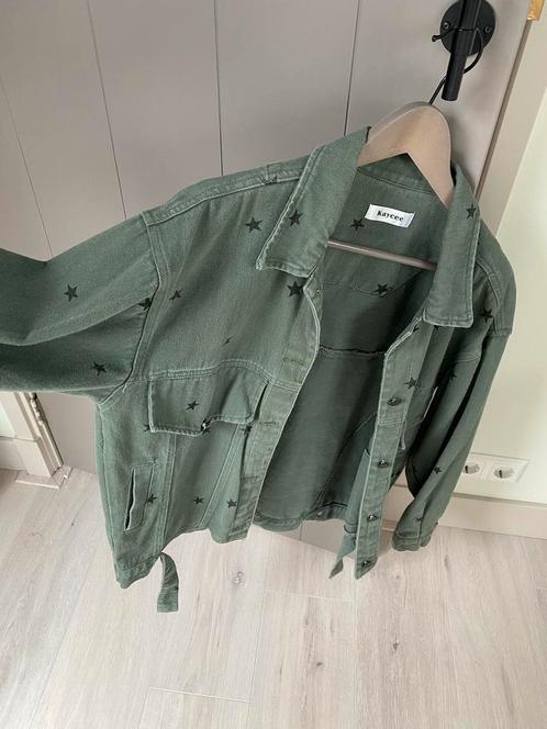 Dames jas groen spijker met sterren S/M, Kleding | Dames, Jassen | Zomer, Zo goed als nieuw, Maat 36 (S), Groen, Ophalen of Verzenden