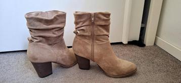 Laarsjes dames beschikbaar voor biedingen