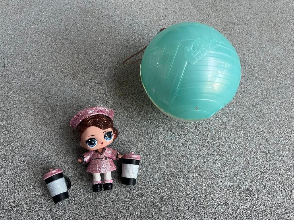 L.O.L Suprise bal poppetje met bekers, Verzamelen, Ophalen of Verzenden, Zo goed als nieuw