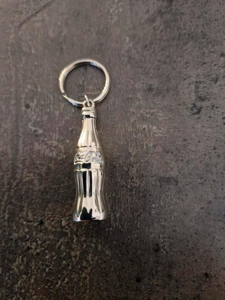 Coca-Cola Sleutelhanger - Zilverkleurig, Verzamelen, Merken en Reclamevoorwerpen, Zo goed als nieuw, Gebruiksvoorwerp, Ophalen of Verzenden
