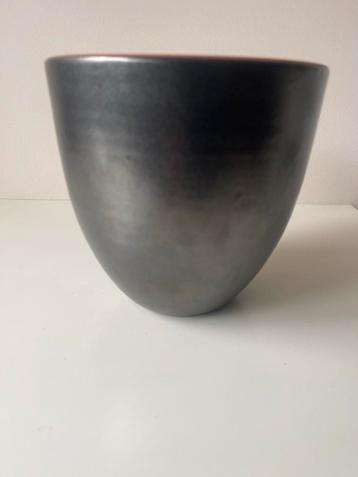 bloempot/vaas keramiek met gaatjes om op te hangen  beschikbaar voor biedingen