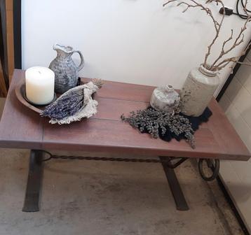 Stoere, kleine salontafel, sjieke bijzettafel, vintage tafel beschikbaar voor biedingen