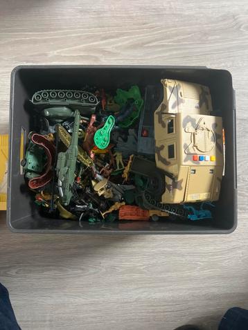 Grote doos speelgoed soldaten & voertuigen beschikbaar voor biedingen