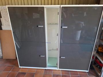 Kast met verlichting, 2 delen, beschadigd beschikbaar voor biedingen