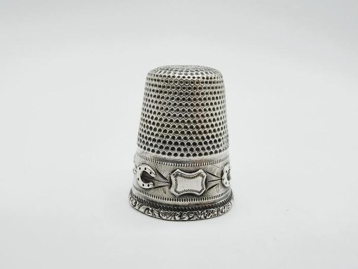 Zilveren vingerhoed, Verzamelen, Vingerhoedjes, Gebruikt, Nederland, Zilver, Reliëf, Verzenden