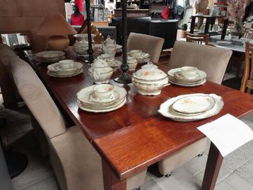 Prachtig antiek servies beschikbaar voor biedingen