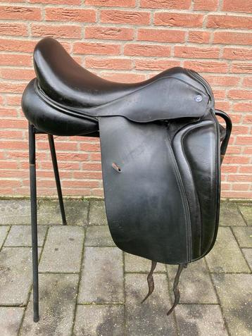 Arno brandt 18 inch dressuurzadel beschikbaar voor biedingen