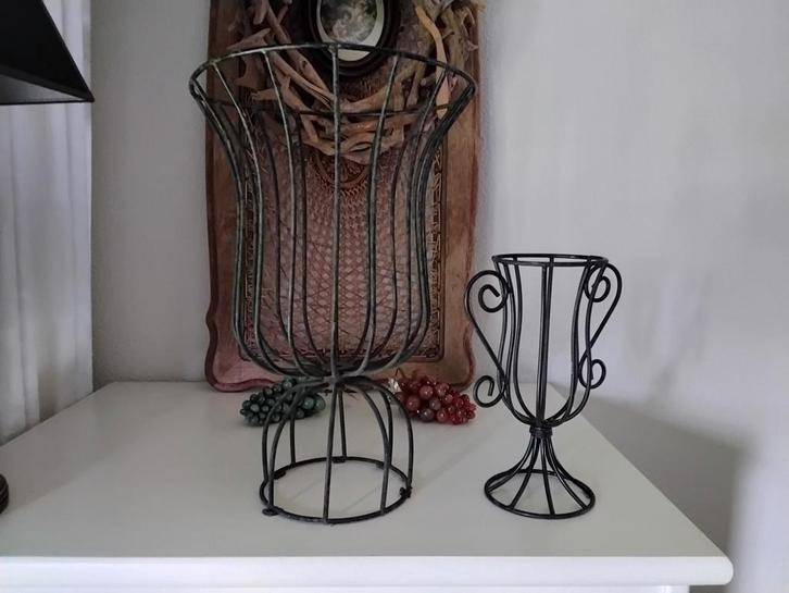 Set smeedijzeren draad vazen 1 met oren, Huis en Inrichting, Woonaccessoires | Overige, Ophalen