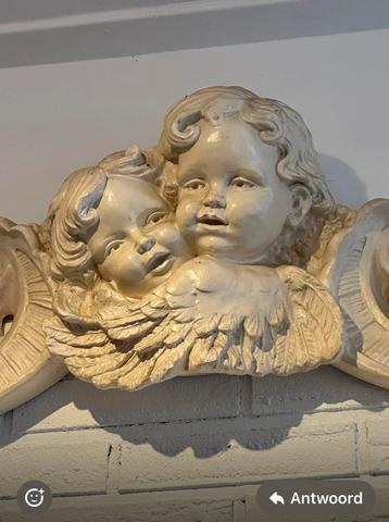 Beeld met engelen voor aan de muur beschikbaar voor biedingen