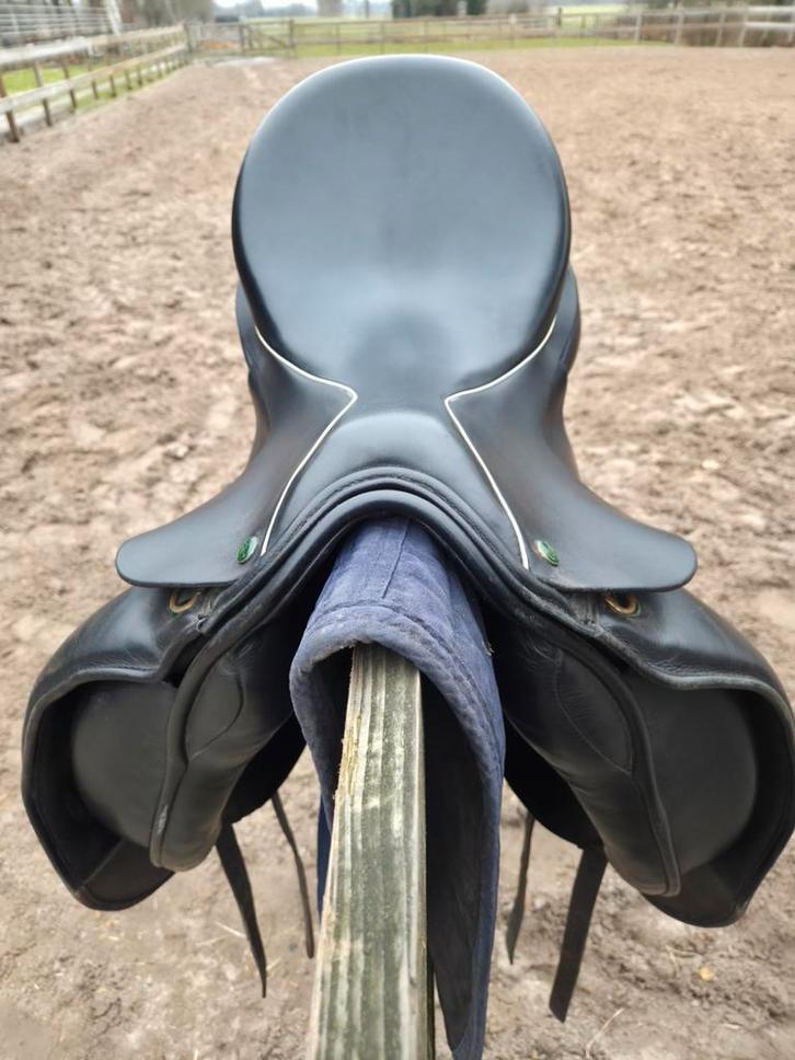 Hulsebos zadel 18 inch, Dieren en Toebehoren, Paarden en Pony's | Zadels, Gebruikt, Dressuur, Ophalen of Verzenden