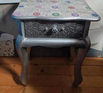 Mooie nachtkastje bijzettafel met lade zilver beschikbaar voor biedingen