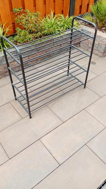 Mooi metalen schoenenrek beschikbaar voor biedingen