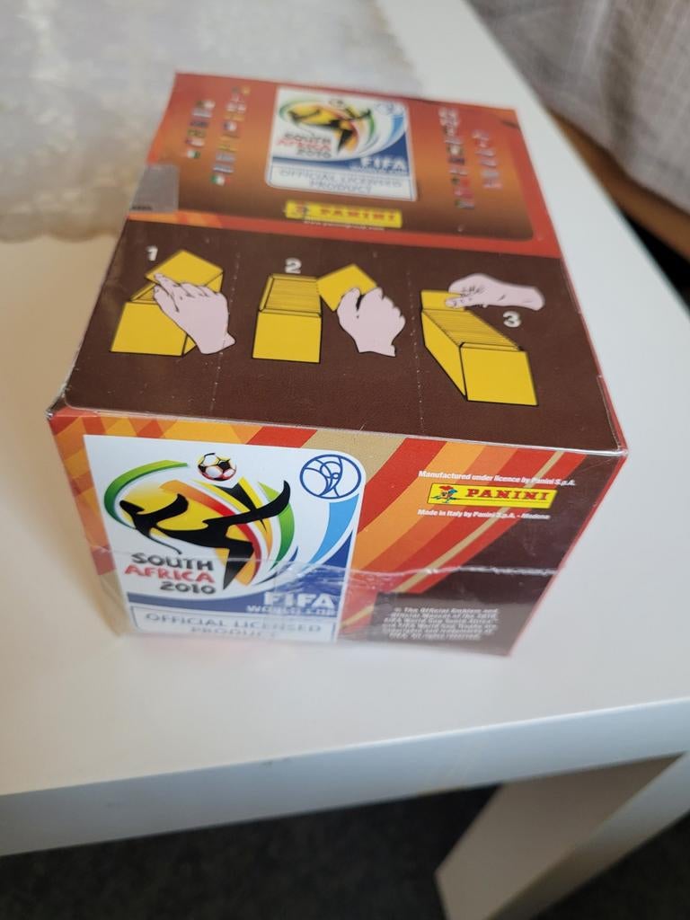 Panini box 2010, Verzamelen, Ophalen of Verzenden, Nieuw, Buitenlandse clubs, Poster, Plaatje of Sticker