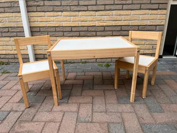 Ikea kinder tafel met stoelen beschikbaar voor biedingen