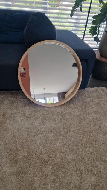 Spiegel met houten lijst (Doorsnede 60 cm) beschikbaar voor biedingen