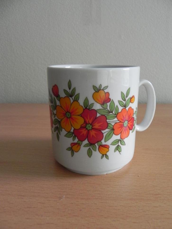 mok oranje bloemen vintage made in West Germany, Huis en Inrichting, Keuken | Servies, Gebruikt, Kop(pen) en/of Schotel(s), Overige stijlen