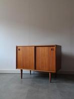 Vintage Deense platenspelerkast in teak, Huis en Inrichting, Kasten | Dressoirs, Ophalen, Met deur(en), 50 tot 100 cm, Zo goed als nieuw