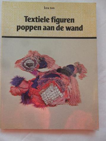 Textiele figuren poppen voor aan de wand beschikbaar voor biedingen
