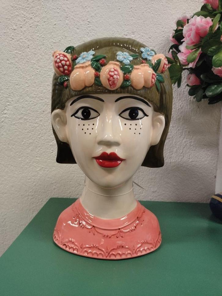 Vaas gekleurd vrouw bloemenkrans - fruit - sproetjes, Huis en Inrichting, Woonaccessoires | Vazen, Nieuw, Aardewerk of Porselein