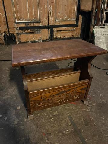 Vintage krantenbak ook als bijzettafel te gebruiken beschikbaar voor biedingen