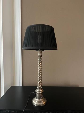 Zilverkleurige lamp met zwarte kap beschikbaar voor biedingen