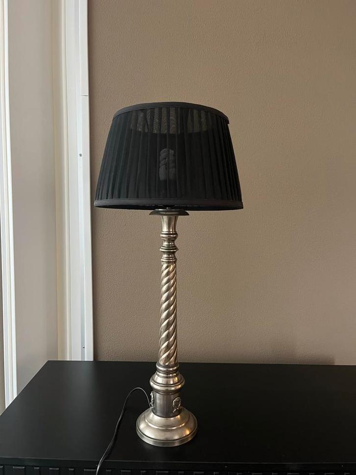 Zilverkleurige lamp met zwarte kap, Huis en Inrichting, Lampen | Tafellampen, Zo goed als nieuw, 50 tot 75 cm, Metaal, Ophalen