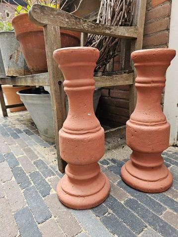 Betonnen kandelaars beschikbaar voor biedingen
