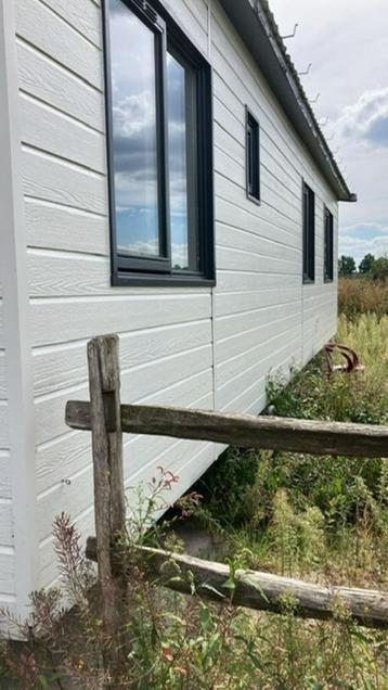 Zeer goed ge-isoleerde L-vormig CHALET / STACARAVAN beschikbaar voor biedingen