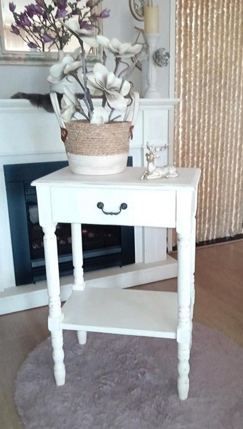 Hoge Brocante bijzettafel (Exclusief accessoires), Antiek en Kunst, Curiosa en Brocante, Ophalen